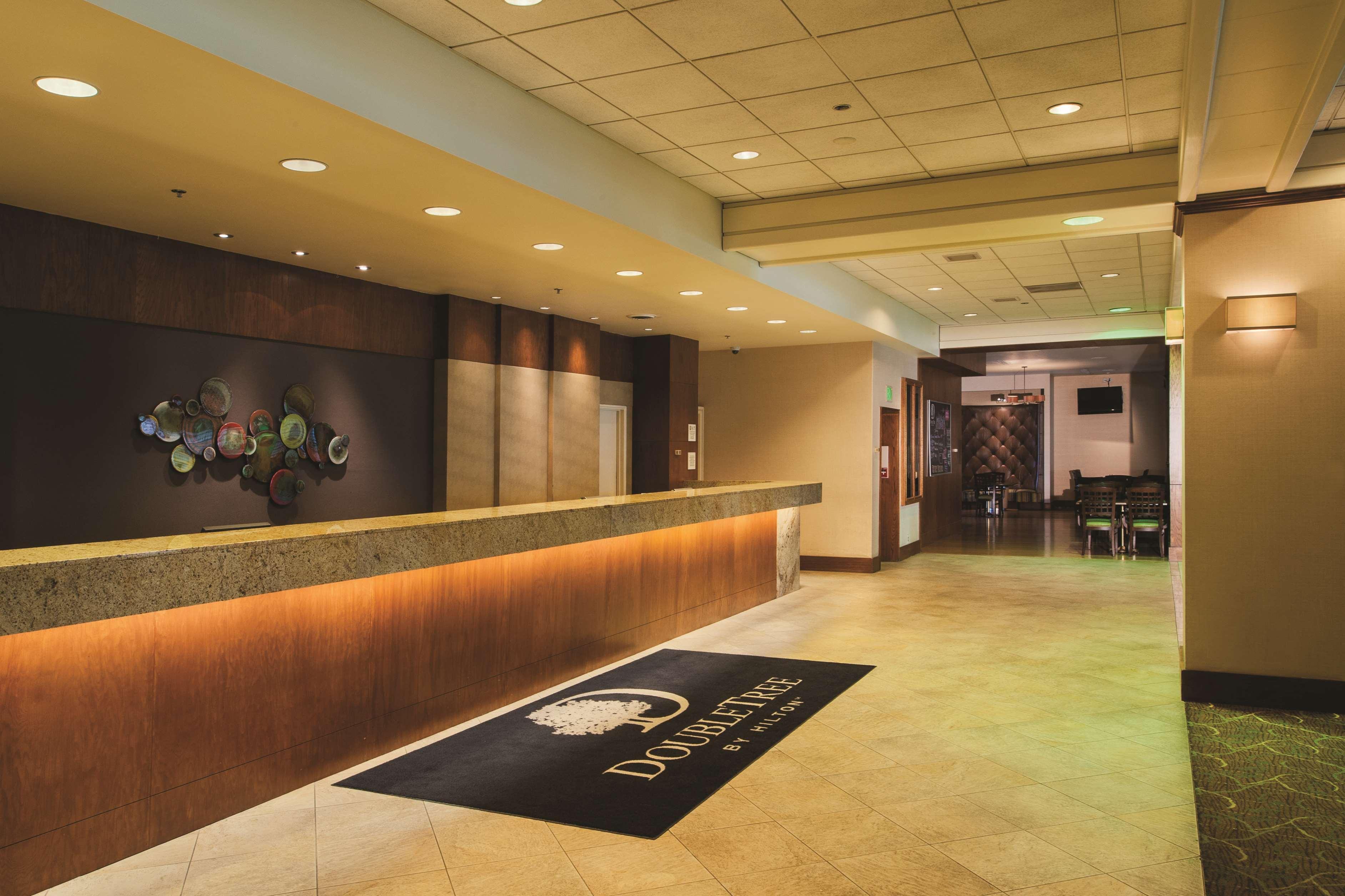 Doubletree By Hilton Hotel & Executive Meeting Center Omaha-Downtown Exterior photo